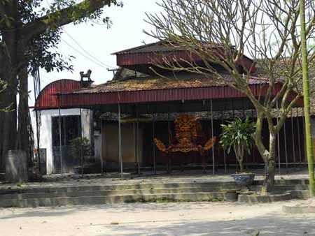 Đền Trù Mật ở thị xã Phú Thọ, nơi thờ tộc trưởng đời thứ 43 và còn lưu giữ thanh đao của dòng họ