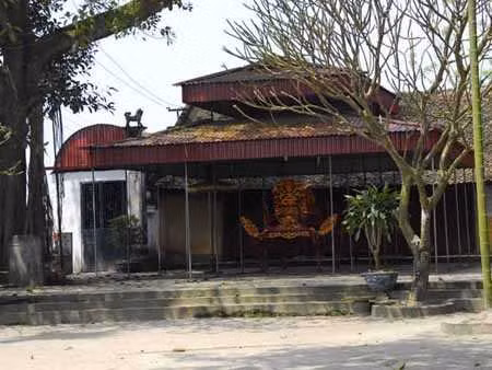 Đền Trù Mật ở thị xã Phú Thọ, nơi thờ tộc trưởng đời thứ 43 và còn lưu giữ thanh đao của dòng họ