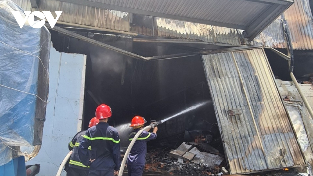 Cháy lớn tại xưởng sản xuất mút xốp tại KCN Nam Tân Uyên: Ngày 22/9/2021, một vụ cháy lớn đã xảy ra tại công ty sản xuất mút xốp nằm trong Khu công nghiệp Nam Tân Uyên mở rộng (thị xã Tân Uyên, Bình Dương). Do kết cấu xây dựng nhà xưởng của công ty chủ yếu là khung thép, mái tôn, vách tường, nhà xưởng có nhiều vật dụng dễ cháy nên ngọn lửa nhanh chóng lan rộng. Tổng diện tích cháy vào khoảng 3000 m2. Vụ cháy không gây thiệt hại về người nhưng gây thiệt hại lớn về tài sản cho công ty. (Ảnh: VOV)