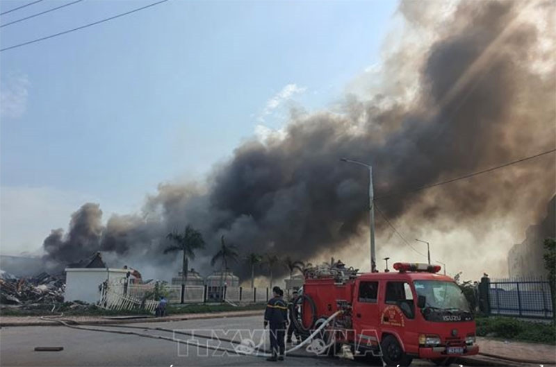  Cháy lớn thiêu rụi gần 10.000 m2 nhà xưởng tại Khu công nghiệp Quang Châu, Bắc Giang: Ngày 14/11/2021, tại Công ty TNHH Jufeng New Materials Việt Nam ở Khu công nghiệp Quang Châu, huyện Việt Yên (Bắc Giang) xảy ra cháy lớn. Đây là nhà xưởng sản xuất nhựa, có nhiều vật liệu dễ cháy, ngoài ra còn có bể chứa dầu lớn. Vụ cháy không gây thiệt hại về người nhưng thiệt hại về tài sản. (Ảnh: TTXVN)