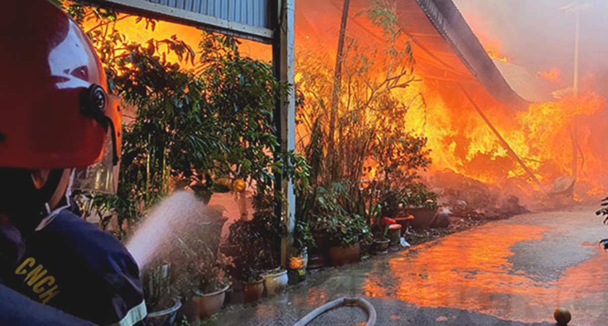  Cháy lớn tại công ty thu gom phế liệu Hải Dương: Đám cháy bùng phát vào 16h ngày 4/4/2022 tại khu vực kho, xưởng sản xuất của Công ty TNHH Hồng Ngọc và Liên Phát Hưng (thị trấn Nam Sách, huyện Nam Sách, Hải Dương), đây là lần thứ hai xảy ra cháy lớn tại công ty này. Do nhà xưởng lớn, chứa rác thải công nghiệp dễ bắt lửa như vải vụn, nilon, nhựa... nên công tác chữa cháy gặp nhiều khó khăn. (Ảnh: Nhân Dân)