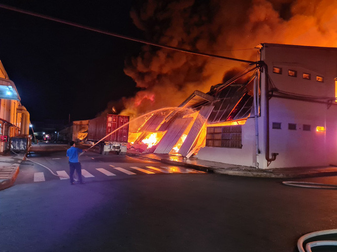  Hỏa hoạn thiêu rụi 400m2 nhà xưởng gỗ ở KCN Nam Tân Uyên: Vụ cháy xảy ra ngày 1/3/2022 tại nhà xưởng một công ty chuyên sản xuất đồ gỗ nội thất nằm trong Khu công nghiệp Nam Tân Uyên (thị xã Tân Uyên, Bình Dương). Do khu nhà xưởng của công ty có nhiều vật liệu dễ cháy nên lửa lan nhanh và bùng phát dữ dội. Vụ cháy không gây thiệt hại về người nhưng khu nhà xưởng rộng khoảng hơn 400 m2 cùng nhiều tài sản đã bị lửa thiêu rụi. (Ảnh: Người Lao Động)