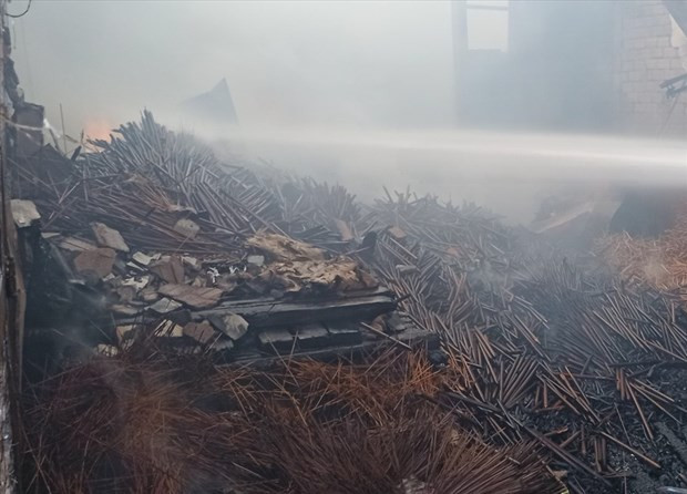  Hỏa hoạn lớn ở xưởng làm nhang rộng 2.000m2 tại Bình Dương: Vụ hỏa hoạn xảy ra vào sáng ngày 27/6/2021 tại xưởng nhang thuộc doanh nghiệp tư nhân nằm trên khu phố Đông Tác, thành phố Dĩ An (Bình Dương). Diện tích của nhà xưởng rộng khoảng 2.000m2, dựng bằng khung thép, mái tôn, bên trong chứa chủ yếu là nhang và các sản phẩm dễ cháy nên diện tích đám cháy lên đến hơn 400m2, cột khói bốc cao nghi ngút. (Ảnh: Công an cung cấp)