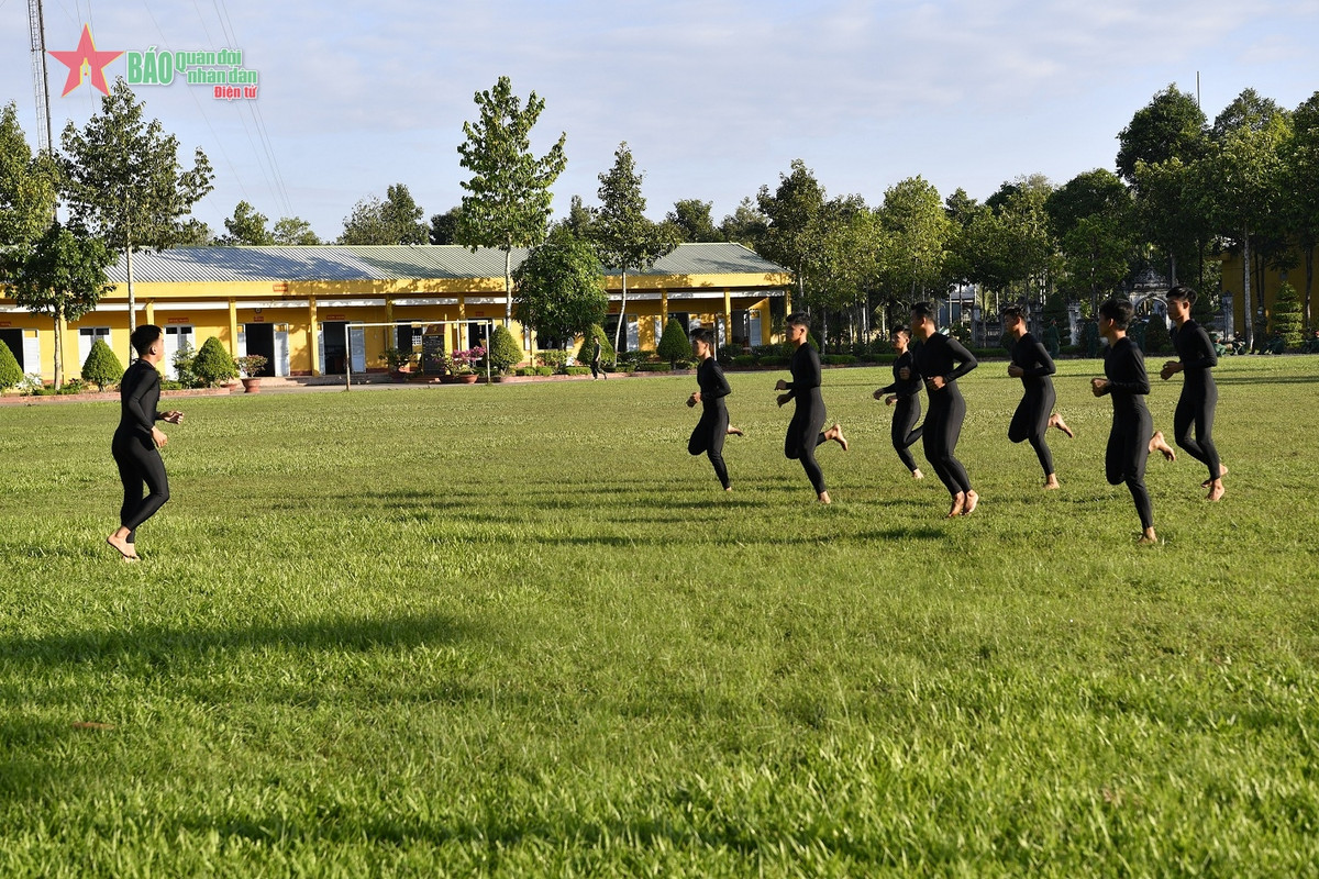 Chiến đấu viên Đại đội Đặc công nước khởi động, làm nóng trước buổi huấn luyện.