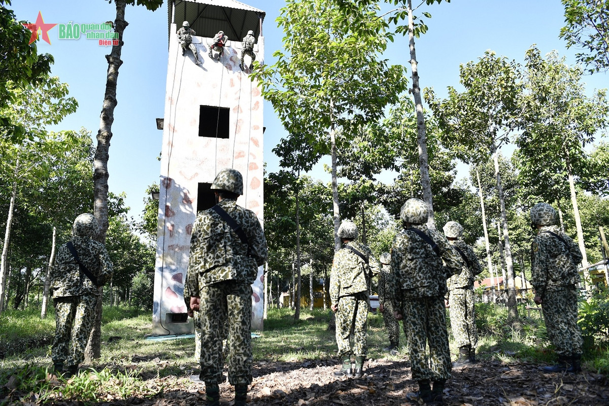 Ngoài những kỹ năng chung, Đại đội Đặc công chống khủng bố còn phải thực hiện nhuần nhuyễn kỹ năng chuyên sâu, đặc biệt là kỹ thuật leo nhà cao tầng.