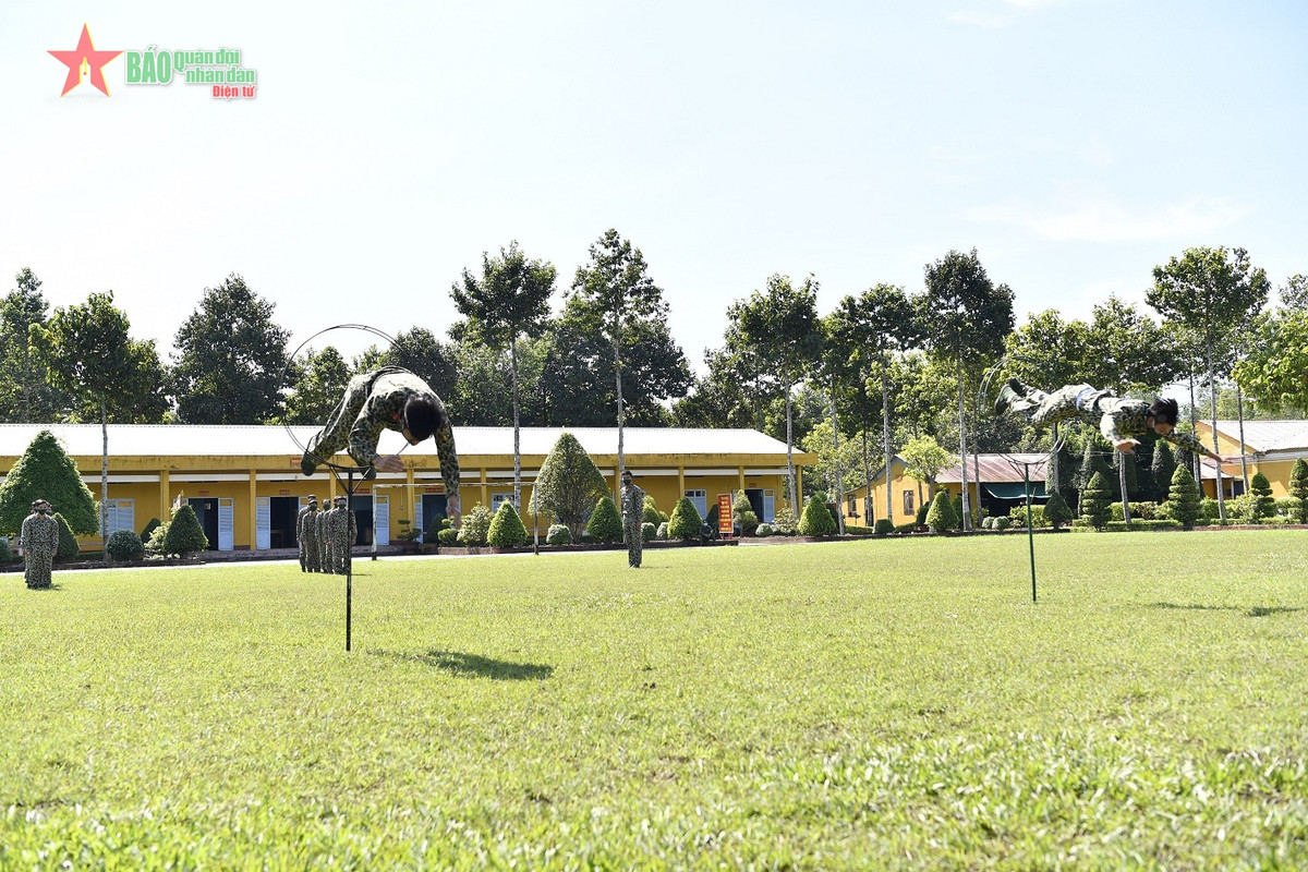 Dưới trời nắng gắt các chiến đấu viên phải trải qua những bài huấn luyện gian khổ.