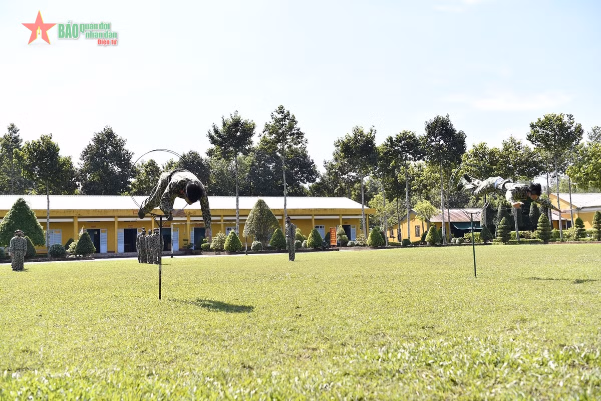 Dưới trời nắng gắt các chiến đấu viên phải trải qua những bài huấn luyện gian khổ.