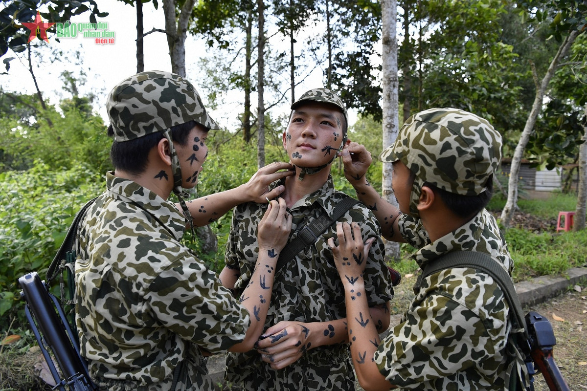 Ngụy trang quần áo kết hợp với bôi vẽ. 