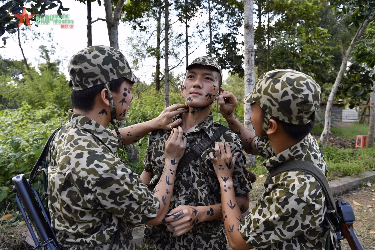 Ngụy trang quần áo kết hợp với bôi vẽ. 