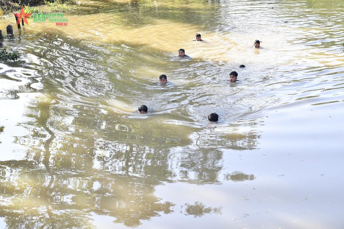 Các chiến đấu viên thực hành kỹ thuật bơi ếch theo đội hình.