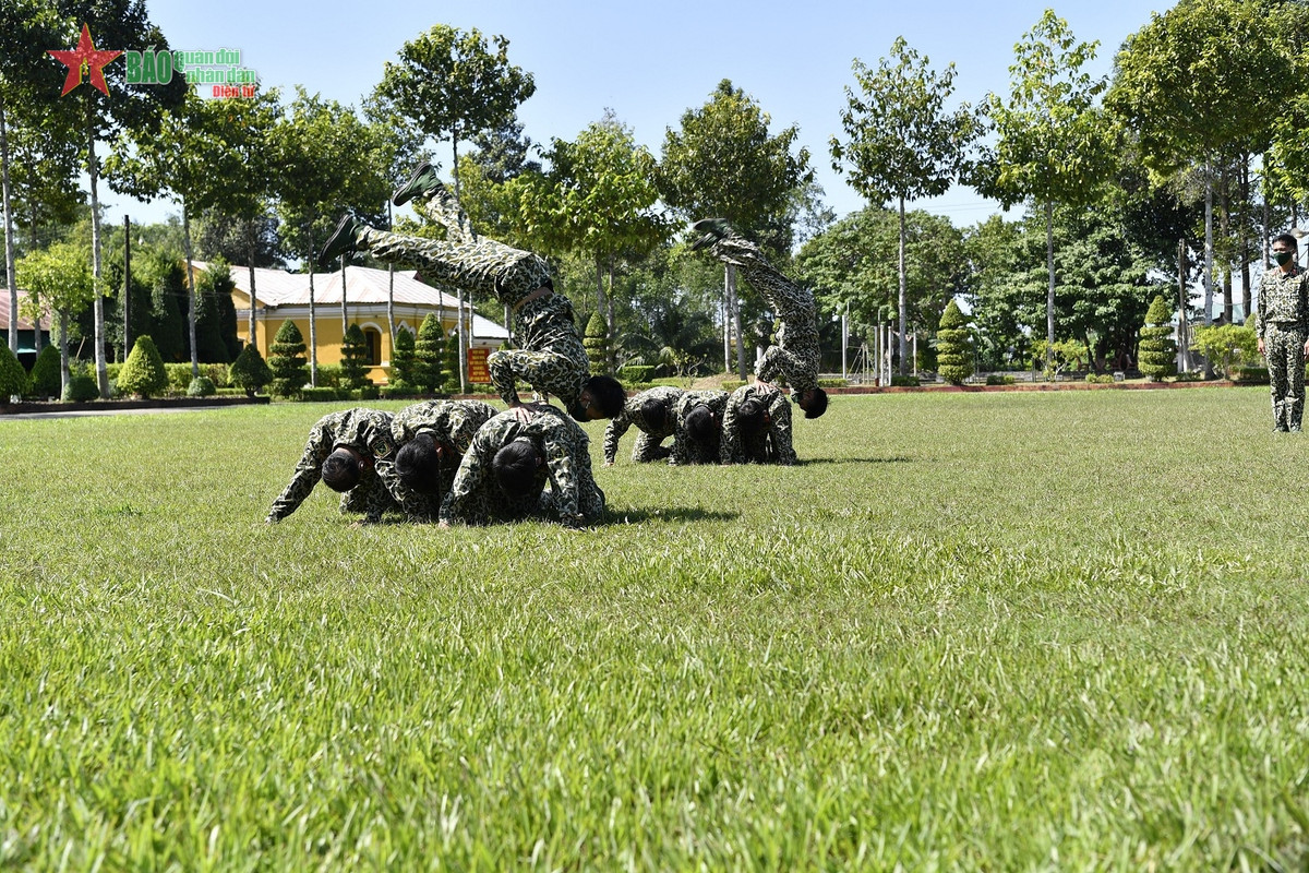 Trước khi luyện tập võ thuật, tất cả phải khởi động với nhiều động tác khác nhau, từ đơn giản đến phức tạp.