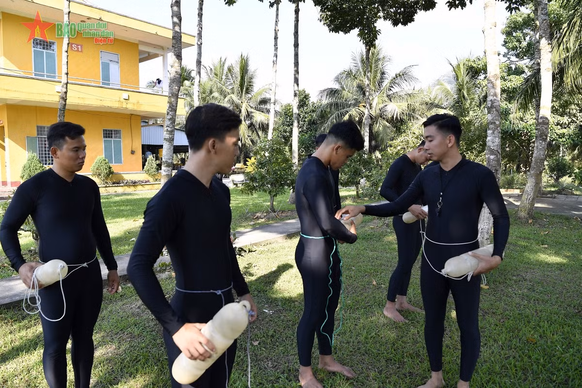 Kiểm tra khí tài, trang bị trước khi xuống nước. 