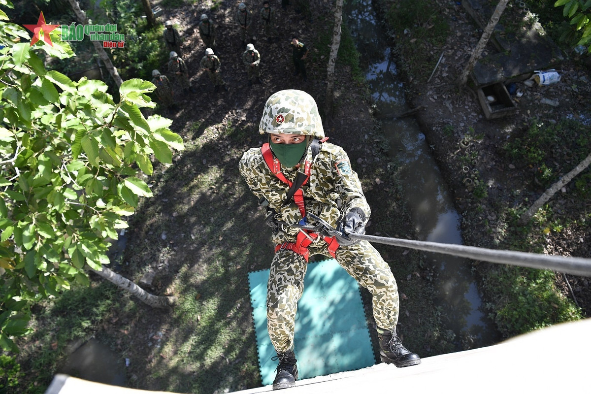 Những đồng chí có kinh nghiệm thường xuyên giúp đỡ, chỉ dẫn tỉ mỉ các kỹ thuật, động tác, đảm bảo an toàn trong quá trình huấn luyện.