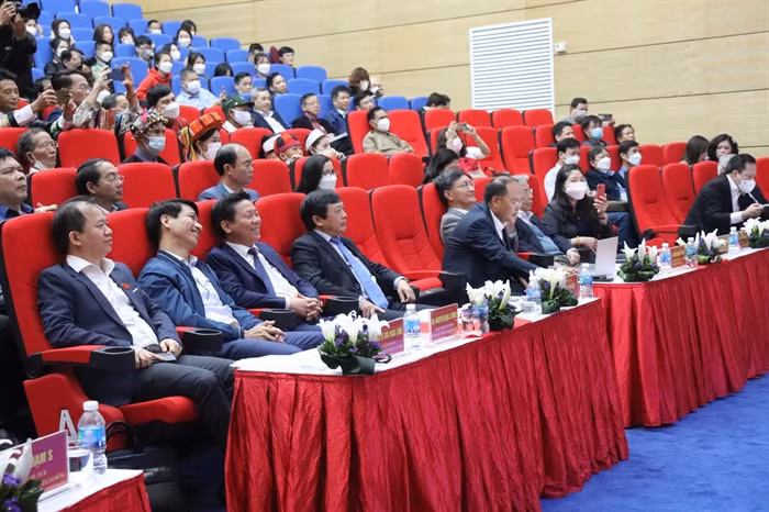 Tin sang 19/4: Hut khach du lich bang truc thang; gia vang vuot 71 trieu-Hinh-8