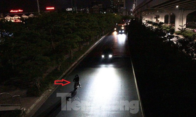 Phát hiện một học sinh đi xe đạp điện không có đèn khi tham gia giao thông trên đường Phạm Văn Đồng tối 18/4, một người điều khiển ô tô đã đi chậm để rọi đèn cho học sinh này đi qua khu vực tối.