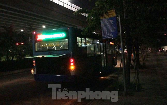 Toàn bộ đường Vành đai 3 từ Mai Dịch đi cầu Thăng Long được đầu tư trên 3.100 tỷ đồng nhưng thời gian qua đang phải nhờ một phần ánh sáng từ hệ thống chiếu sáng của đường Vành đai 3 trên cao (dự án khác) rọi xuống.