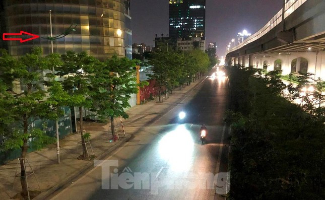 Người tham gia giao thông tại đường Phạm Văn Đồng hiện nay đang phải nhờ đèn pha của phương tiện và hệ thống chiếu sáng của đường trên cao (dự án khác) bên trên.