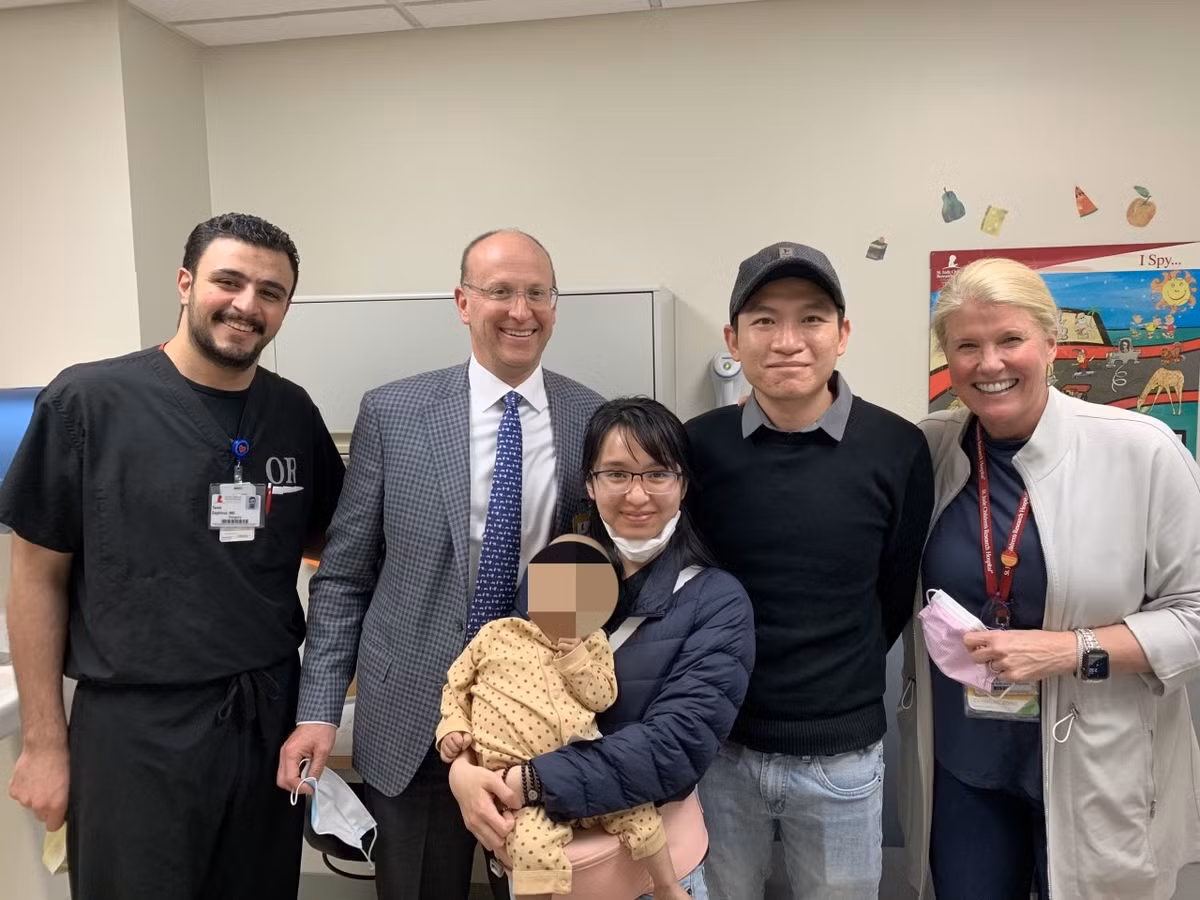 Benh vien TW Hue cuu song benh nhi bi u nguyen bao than hai ben