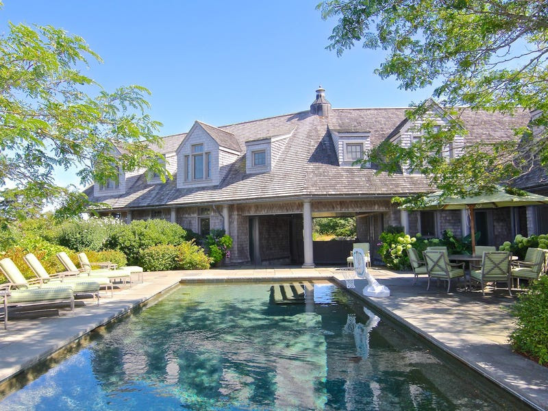 Hồ bơi ngoài trời và một bồn tắm nóng trên tầng hai. Ảnh: Courtesy of LandVest Martha's Vineyard.