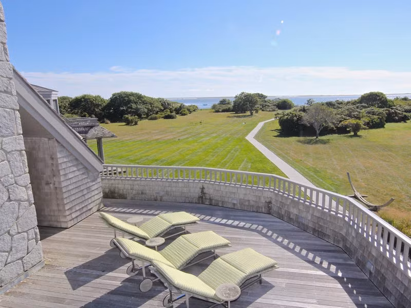 Khu vực tắm nắng nhìn ra bãi cỏ xanh mướt. Ảnh: Courtesy of LandVest Martha's Vineyard. 