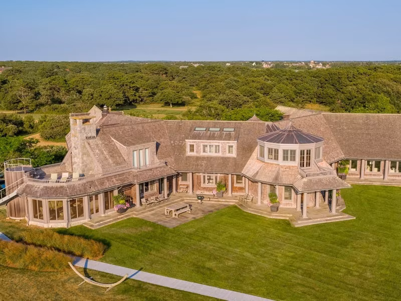 Đảo Martha's Vineyard là nơi gia đình cựu tổng thống Mỹ thường đến nghỉ hè. Ngay từ khi ông Obama rời Nhà Trắng, đã có tin đồn về việc ông mua bất động sản tại đây. Ảnh: Courtesy of LandVest.