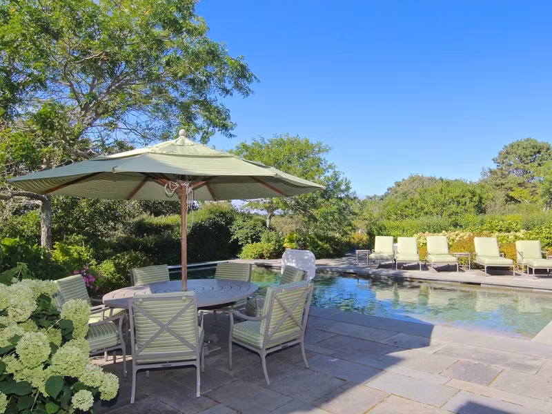 Bên cạnh hồ bơi là khu vực ăn uống vui chơi rợp bóng cây xanh. Ảnh: Courtesy of LandVest Martha's Vineyard.