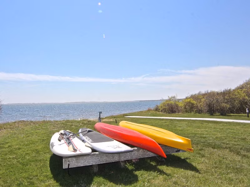 Ngoài ra, bên ngoài dinh thự còn có thuyền đua và bãi tắm riêng. Ảnh: Courtesy of LandVest Martha's Vineyard.