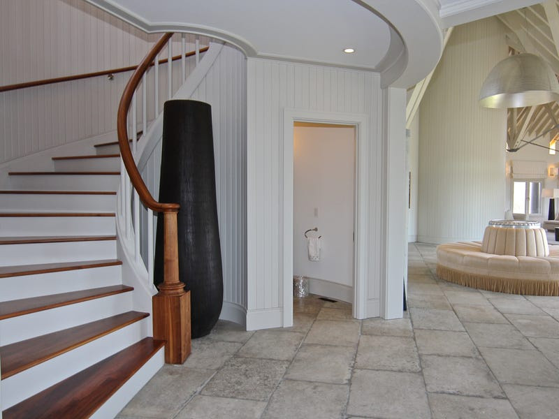 Nội thất trong biệt thự có tông màu trung tính, điểm nhấn ở màu gỗ tự nhiên. Ảnh: Courtesy of LandVest Martha's Vineyard.