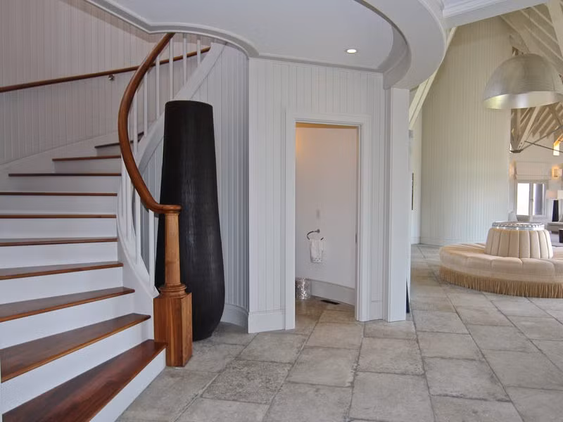 Nội thất trong biệt thự có tông màu trung tính, điểm nhấn ở màu gỗ tự nhiên. Ảnh: Courtesy of LandVest Martha's Vineyard.