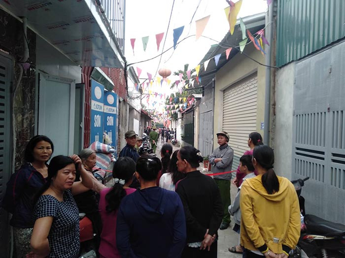 Đến hơn 9h xe cứu thương tiến sâu vào bên trong. Cơ quan Công an đang trực tiếp khám nghiệm hiện trường điều tra làm rõ nguyên nhân.