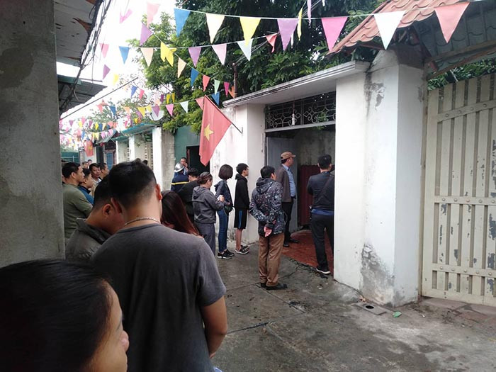 Lúc này mọi người cố phá cửa bên ngoài tuy nhiên ngôi nhà trên bị khoá trái bằng nhiều lớp nên người dân không thể nào tiếp cận được vào bên trong.