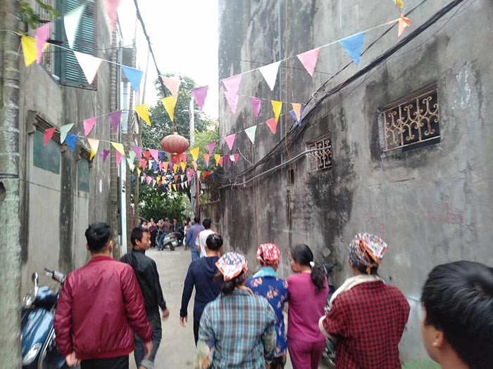 Theo đó, nhiều người dân sống trong hẻm 143/202/2 phố Nguyễn Chính, tập trung rất đông bên ngoài hiện trường dẫn vào ngôi nhà xảy ra hoả hoạn khiến 3 bà cháu tử vong thương tâm.