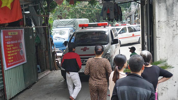 Anh Hữu Anh nhớ lại, do ngôi nhà được quây kín bằng tôn nên việc cứu người gặp nhiều khó khăn. “Lúc đập được phần mái tôn thì cả ba nạn nhân nằm đè lên nhau tử vong tại khu vực gác xép rất thương tâm".