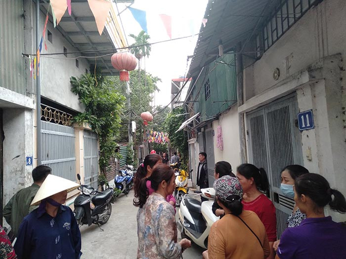 Vụ cháy khiến bà bà Phùng Thị Kim Tâm (SN 1959) cùng 2 người cháu là Trịnh Minh Duy (SN 2011), Hà Anh Vũ (SN 2010) tử vong. Chứng kiến vụ việc nhiều người dân khu phố vô cùng đau xót.