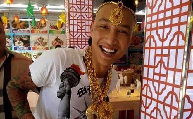 Huấn “Hoa Hồng” tên thật là Bùi Xuân Huấn, sinh năm 1984, quê ở Yên Bái. Nhiều người biết đến Huấn “Hoa Hồng” là giang hồ mạng, nổi lên từ năm 2015 đến nay. 