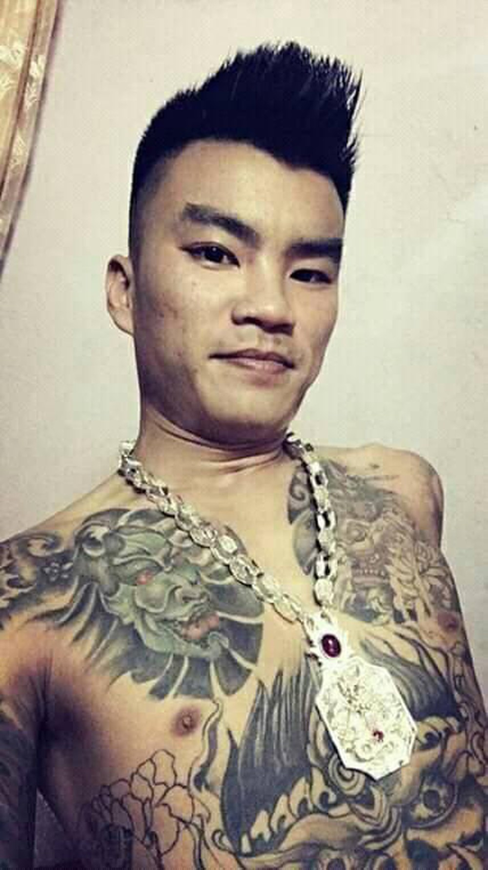 Nguyễn Sỹ Cầu là một nhân vật khá nổi tiếng trên mạng xã hội với cái tên "Long 9 ngón" (do ngón trỏ bàn tay phải không còn nguyên vẹn) và có 3 tiền án.