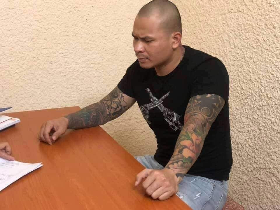 Theo cảnh sát, Quang thường quy tụ nhiều thanh niên cộm cán ngoại tỉnh về nhà riêng ở quận Cầu Giấy, Hà Nội, để hoạt động cho vay nặng lãi, đòi nợ thuê. Người này có quan hệ thân thiết với Khá "Bảnh", Huấn "Hoa Hồng", Dũng "Trọc". 