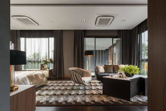 Phòng ngủ đặt trên tầng 3 cũng có kiểu thiết kế mở với tường bằng kính hiện đại.