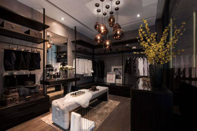 Trong phòng ngủ, ngoài khu vực ngủ nghỉ và bàn làm việc còn có một phòng thay đồ rộng rãi.