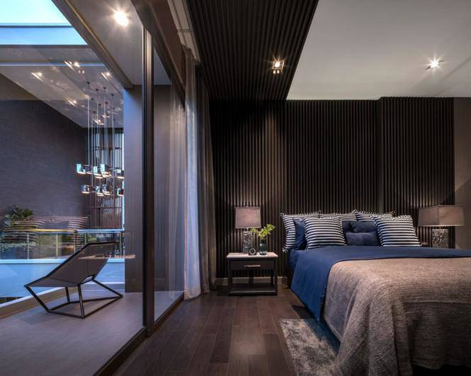 Một phòng ngủ khác có ban công nhìn xuống tầng lửng bên dưới. Xem thêm video: Lãng phí hàng trăm biệt thự “ma” ở Sài Gòn. Nguồn: VTC Now.