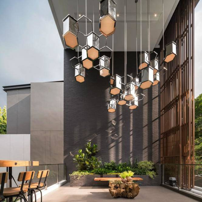 Tận dụng khoảng thông tầng, gia chủ đặt một bộ bàn nước để các thành viên có thể ngắm trọn khung cảnh thiên nhiên bên ngoài.