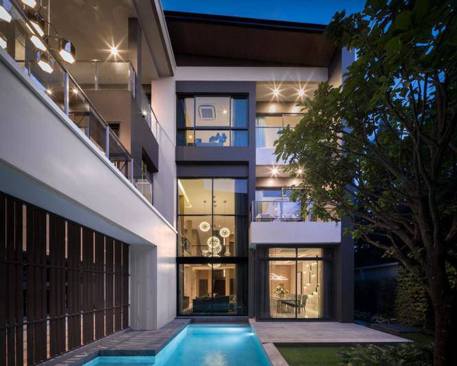 Phía bên hông còn lại là hồ bơi hình chữ nhật, “giải nhiệt” cho công trình. 