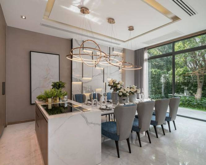 Phòng ăn thiết kế mở với một bên tường làm bằng kính.