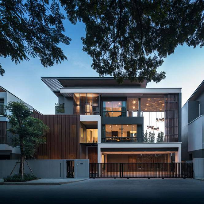 Biệt thự gồm 3 tầng với khu vực tầng lửng được thiết kế lệch về phía bên trái.