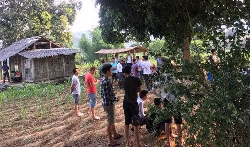 Thời gian gần đây, ông Thấy chuyển hài cốt mẹ về nhà tại thị xã Bình Long để thờ cúng thì tiếp tục xảy ra mâu thuẫn với em trai, vì Có cho rằng ông Thấy bán đất mồ mả của mẹ để lấy tiền thì đến ngày 19/9 xảy ra sự việc trên.