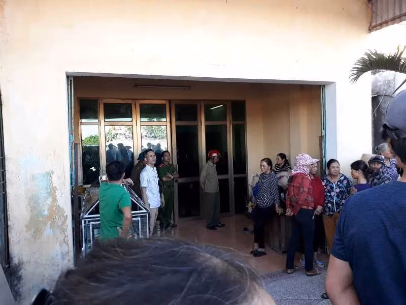 Anh Thành muốn mang theo chiếc điếu cày để cho khách dùng thì anh Thắng phản đối. Sau đó, anh Thắng đánh Thành gãy một chiếc răng cửa. Bị đánh đau, Thành vào bếp lấy dao truy đuổi anh trai. Thấy vậy, anh Thắng bỏ chạy.