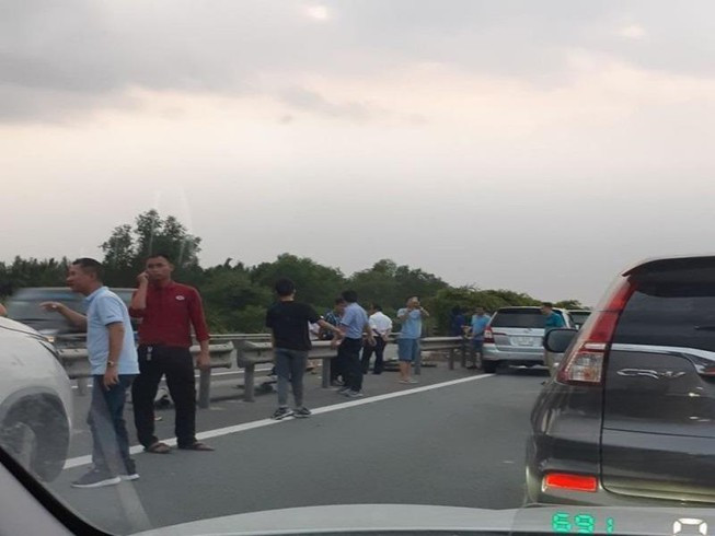 Do barie quay dau tren cao toc Long Thanh: Diem danh tai xe vi pham