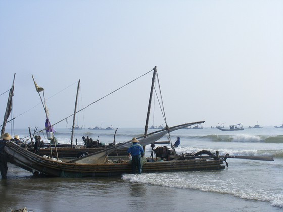 Ra bien danh bat ca, con tu vong, cha mat tich