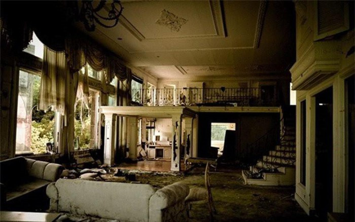  7. Trong nhà lộn xộn u ám: Các vật dụng trong nhà cần phải giữ sạch sẽ, gọn gàng, tránh chồng chất cao, dồn ép. Nếu nhà không đủ ánh sáng, tốt nhất nên lắp đèn hoặc là các thiết bị chiếu sáng khác để bổ sung ánh sáng cho phòng nhằm tích tụ tài vận cách tốt nhất.