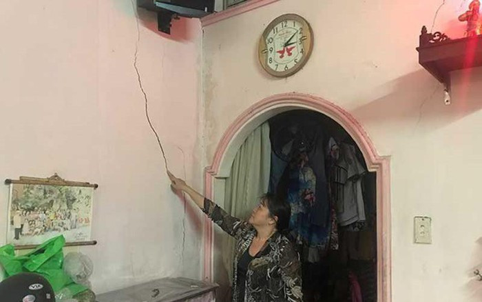  6. Trên tường xuất hiện vết nứt: Một căn nhà ở lâu năm sẽ khó tránh khỏi vết nứt trên trần và trên tường. Lúc này cần chỉnh sửa kịp thời nếu không sẽ bị lọt tài, hơn nữa không tốt cho sức khỏe. Đối với các đôi vợ chồng hiếm muộn lại càng cần phải chú ý điều này. 